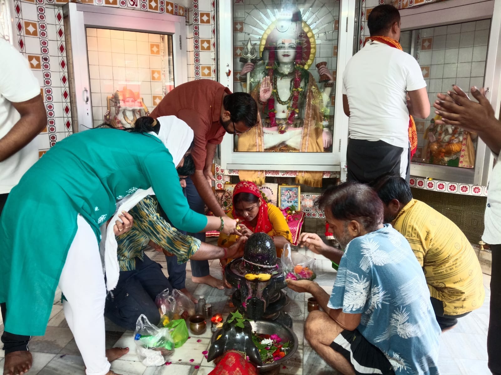 फोटो-01- शिव भोले मंदिर में पूजन करते श्रद्धालु। संवाद