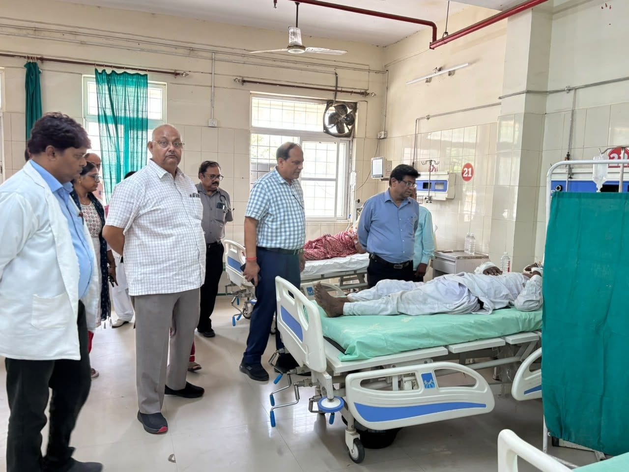 फोटो-10- खाई में पलटी बस को निकालती क्रेन। संवाद फोटो-10- खाई में पलटी बस को निकालती क्रेन। संवाद