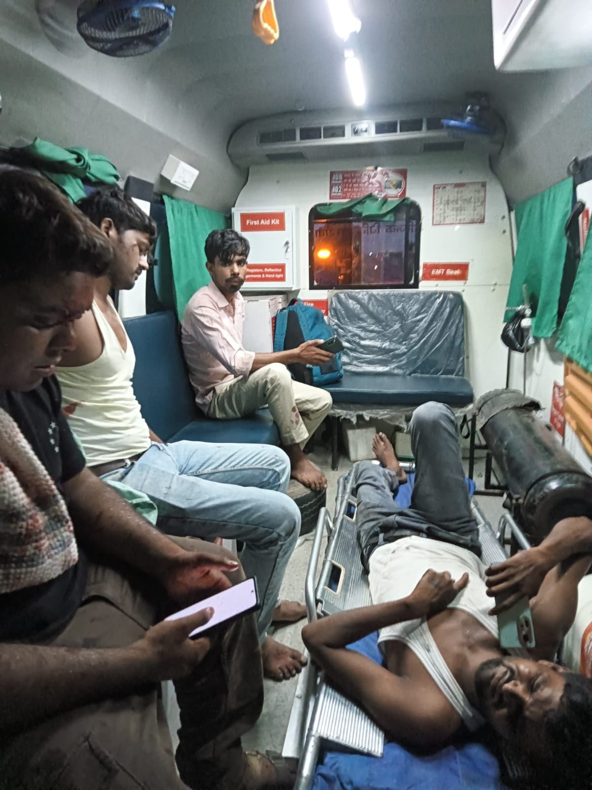 फोटो-10- खाई में पलटी बस को निकालती क्रेन। संवाद फोटो-10- खाई में पलटी बस को निकालती क्रेन। संवाद