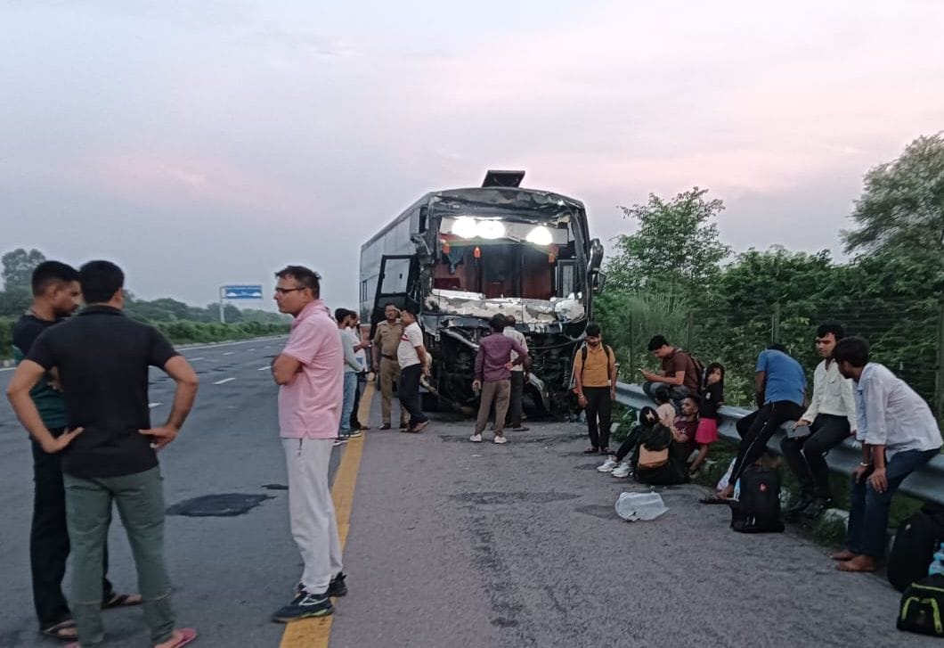फोटो-10- खाई में पलटी बस को निकालती क्रेन। संवाद फोटो-10- खाई में पलटी बस को निकालती क्रेन। संवाद
