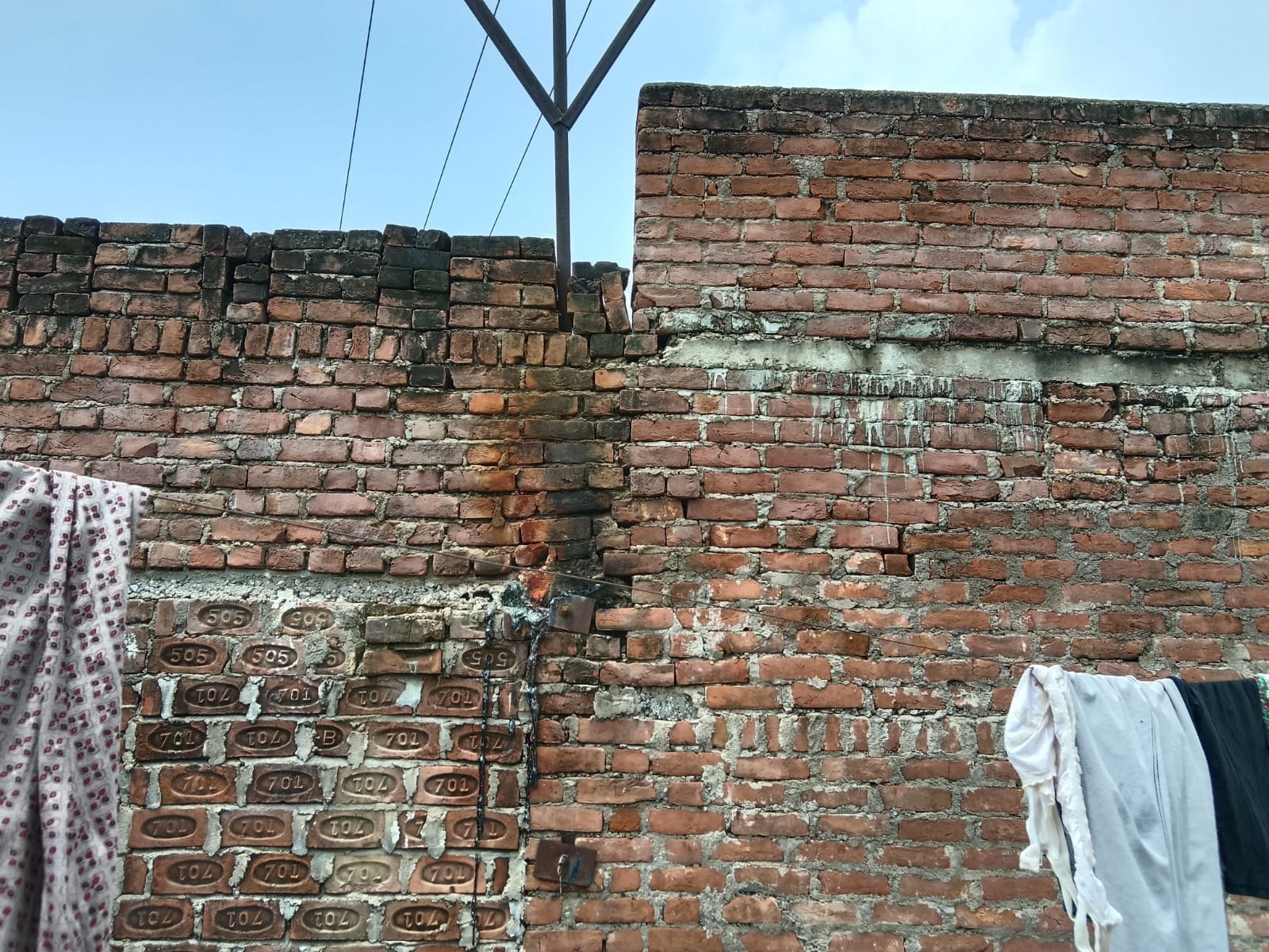फोटो 10- तिंदवारी के माटा गांव में मकानों के ऊपर से निकला बिजली की तार। संवाद