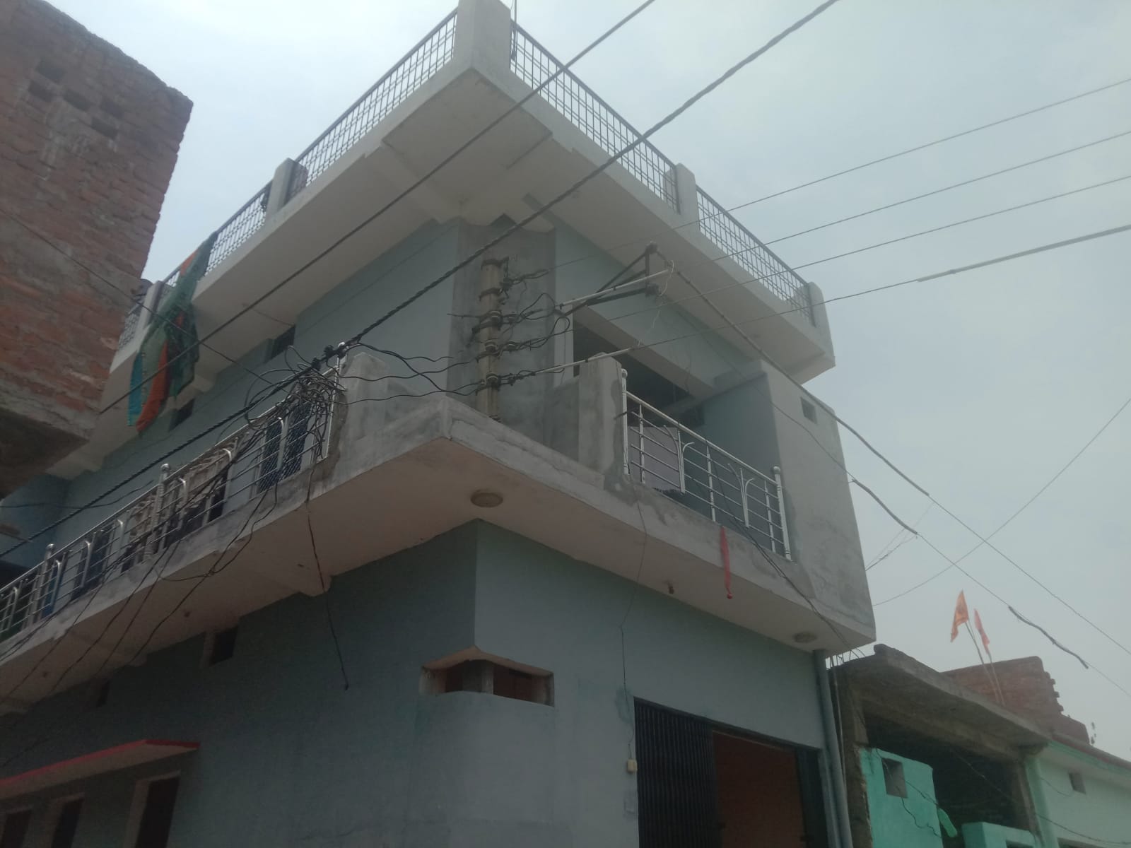फोटो 10- तिंदवारी के माटा गांव में मकानों के ऊपर से निकला बिजली की तार। संवाद