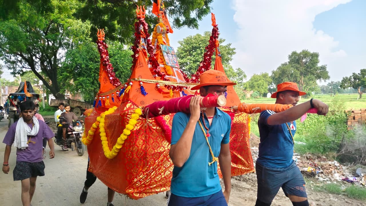 फोटो-11, कमालगंज के श्रृंगीरामपुर घाट से कांवड़ में जल लेकर जाते श्रद्धालु। संवाद फोटो-11, कमालगंज के श्रृंगीरामपुर घाट से कांवड़ में जल लेकर जाते श्रद्धालु। संवाद