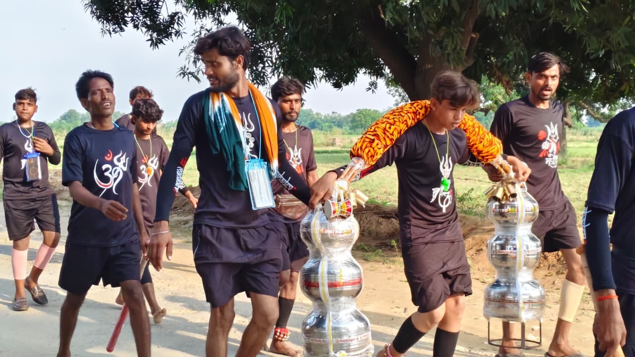 फोटो-11, कमालगंज के श्रृंगीरामपुर घाट से कांवड़ में जल लेकर जाते श्रद्धालु। संवाद फोटो-11, कमालगंज के श्रृंगीरामपुर घाट से कांवड़ में जल लेकर जाते श्रद्धालु। संवाद