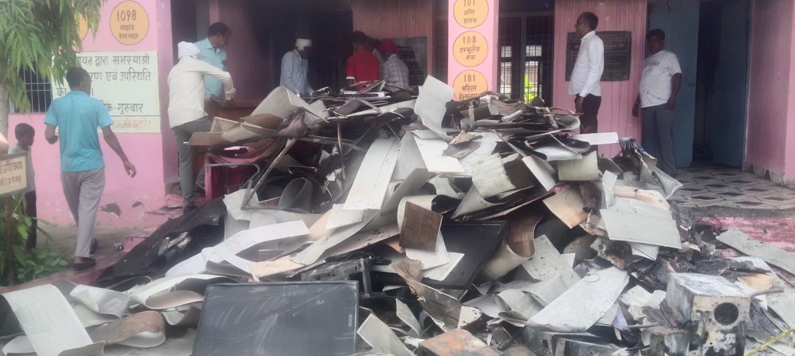 फोटो - 14 मॉडल पंचायत भवन में लगी आग से जलता सामान। संवाद
