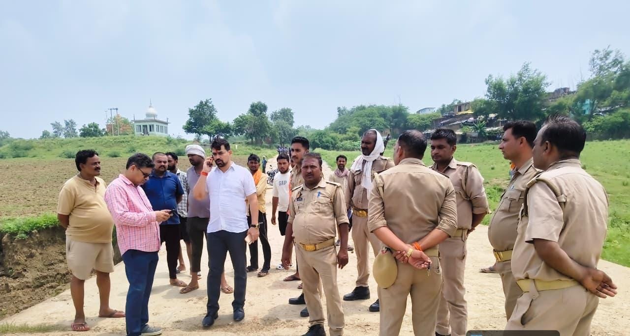 फोटो 20- क्षतिग्रस्त रपटा के नीचे से बह रहा नदी का पानी। संवाद फोटो 20- क्षतिग्रस्त रपटा के नीचे से बह रहा नदी का पानी। संवाद