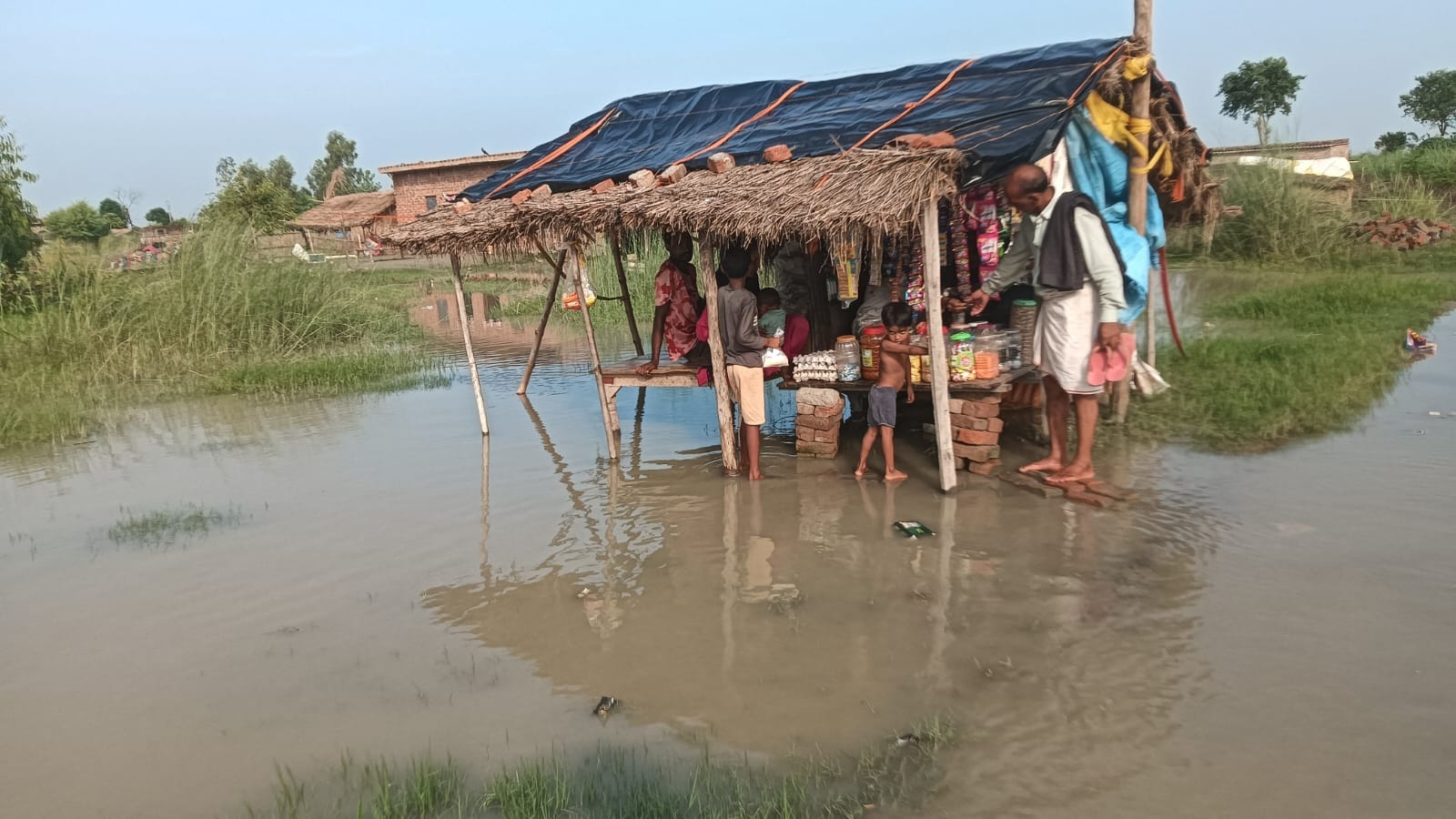 फोटो-21, समैचीपुर चितार गांव में भरे बाढ़ के पानी में खेलते बच्चे। संवाद