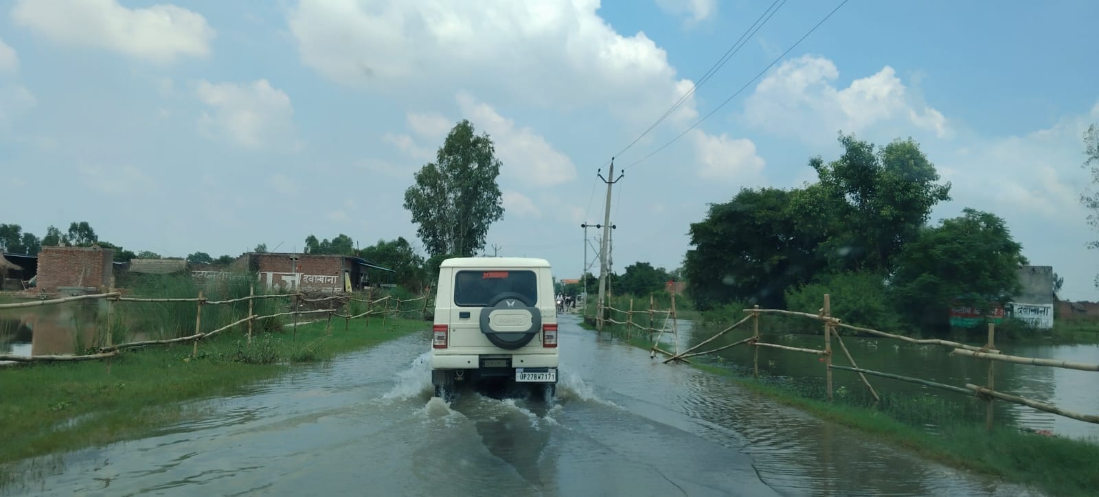 फोटो-21, समैचीपुर चितार गांव में भरे बाढ़ के पानी में खेलते बच्चे। संवाद
