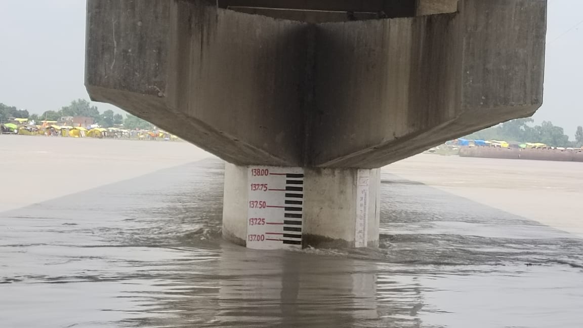 फोटो-25, बदायूं मार्ग पर स्थित चित्रकूट डिप पर बाढ़ के पानी के बीच निकलते वाहन। संवाद