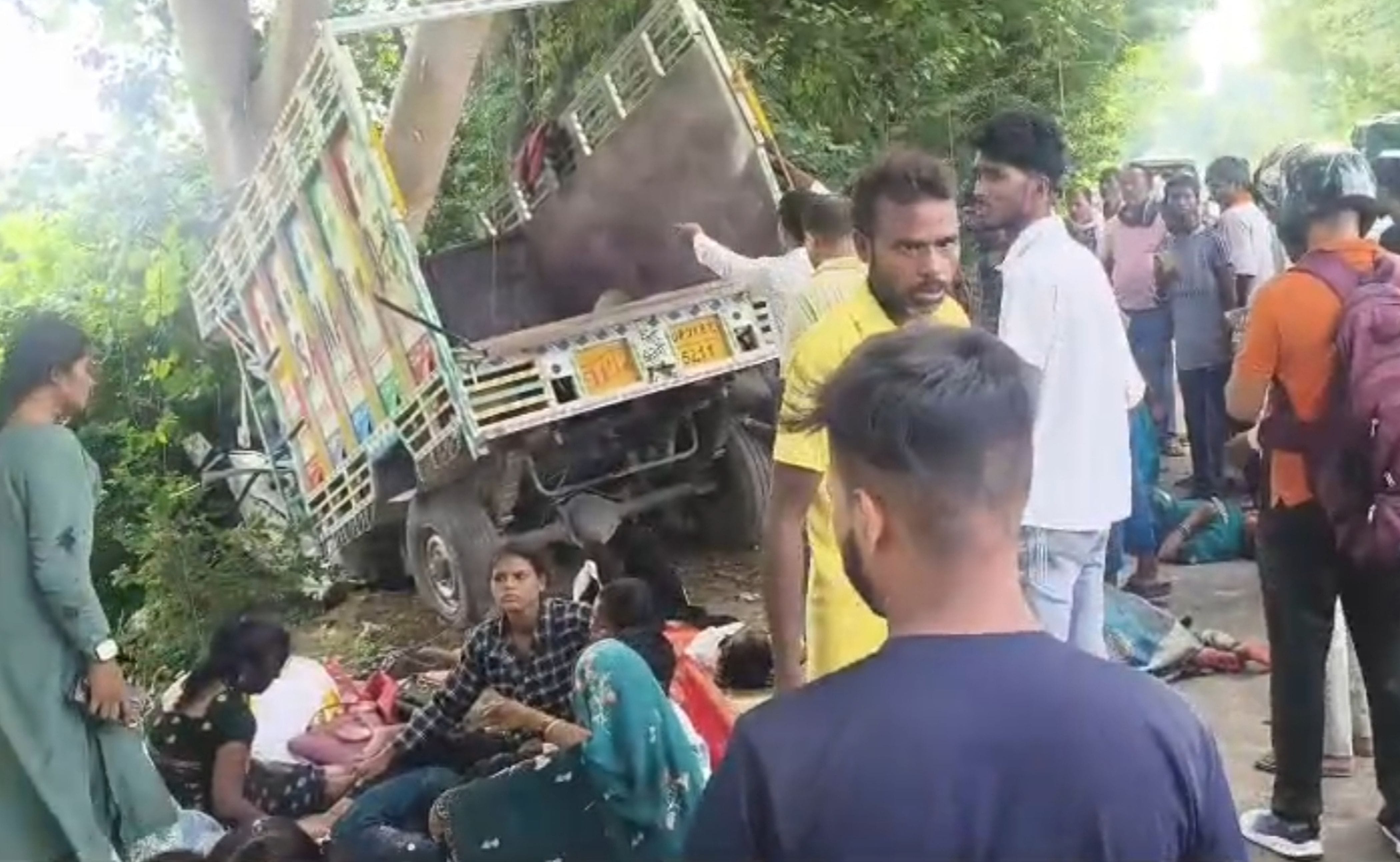 फोटो-36-हादसे के बाद क्षतिग्रस्त पिकअप व मौजूद घायल श्रद्धालु। स्रोत: वीडियो ग्रैब फोटो-36-हादसे के बाद क्षतिग्रस्त पिकअप व मौजूद घायल श्रद्धालु। स्रोत: वीडियो ग्रैब