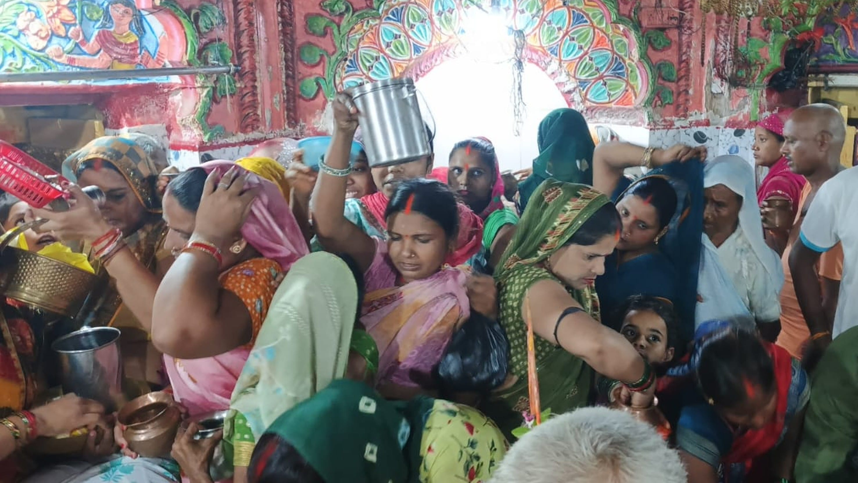 फोटो-37-बलरामपुर के झारखंडी मंदिर पर जलाभिषेक के लिए कतारबद्ध खड़ी महिलाएं ।-संवाद फोटो-37-बलरामपुर के झारखंडी मंदिर पर जलाभिषेक के लिए कतारबद्ध खड़ी महिलाएं ।-संवाद
