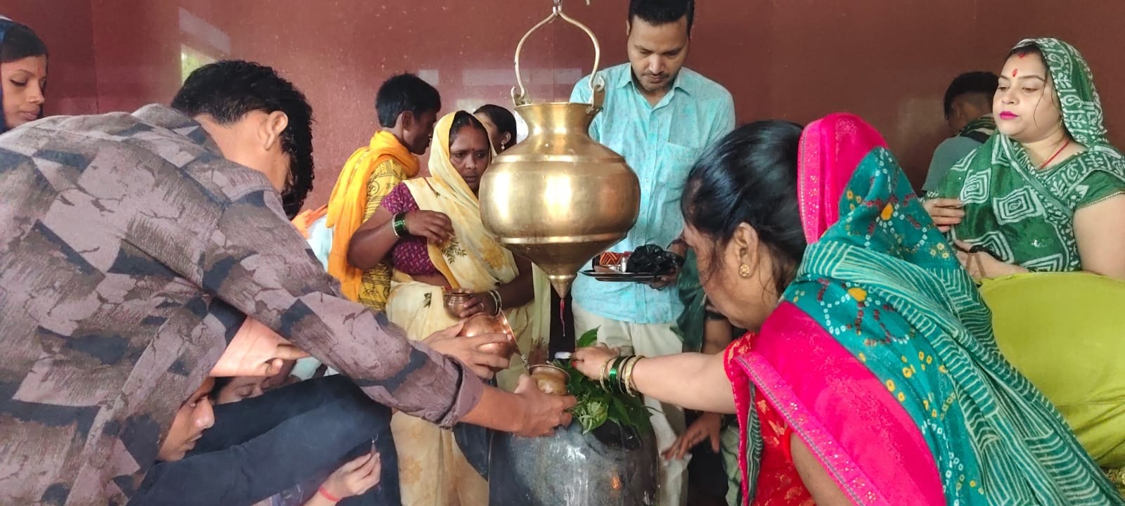 फोटो-37-बलरामपुर के झारखंडी मंदिर पर जलाभिषेक के लिए कतारबद्ध खड़ी महिलाएं ।-संवाद फोटो-37-बलरामपुर के झारखंडी मंदिर पर जलाभिषेक के लिए कतारबद्ध खड़ी महिलाएं ।-संवाद