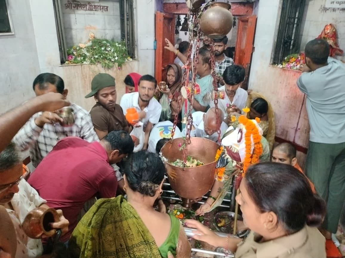 फोटो-37-बलरामपुर के झारखंडी मंदिर पर जलाभिषेक के लिए कतारबद्ध खड़ी महिलाएं ।-संवाद फोटो-37-बलरामपुर के झारखंडी मंदिर पर जलाभिषेक के लिए कतारबद्ध खड़ी महिलाएं ।-संवाद