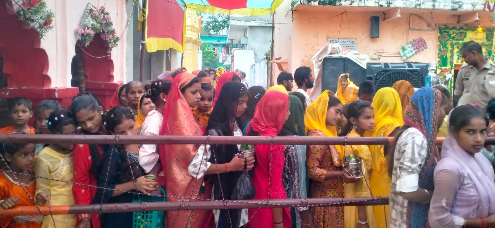 फोटो-37-बलरामपुर के झारखंडी मंदिर पर जलाभिषेक के लिए कतारबद्ध खड़ी महिलाएं ।-संवाद फोटो-37-बलरामपुर के झारखंडी मंदिर पर जलाभिषेक के लिए कतारबद्ध खड़ी महिलाएं ।-संवाद