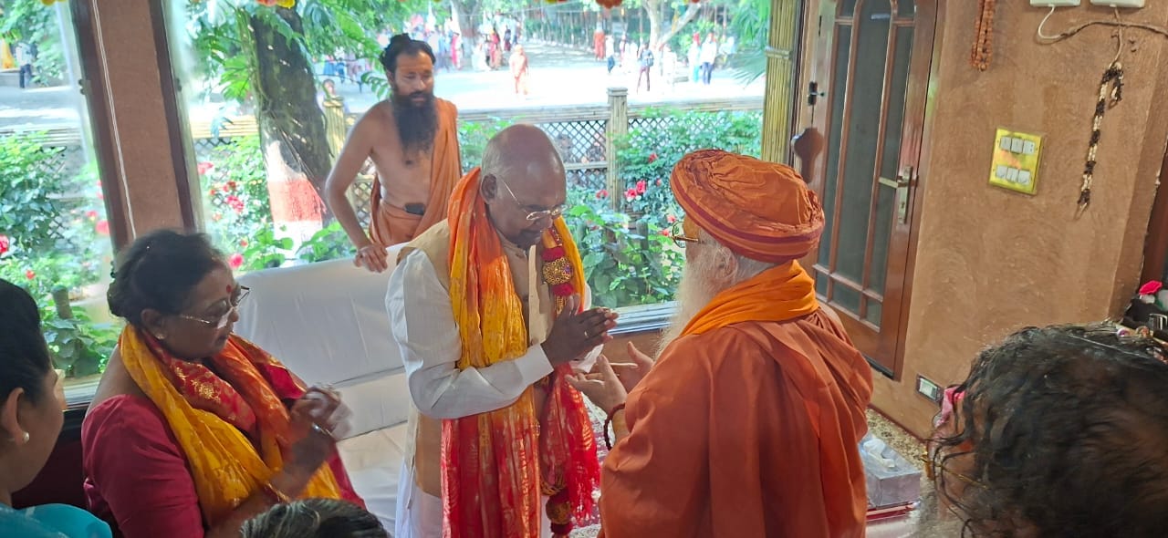 फोटो पीठाधीश्वर कार्ष्णि गुरु शरणानंद महाराज से आशीर्वाद लेते पूर्व राष्ट्रपति रामनाथ कोविंद। स