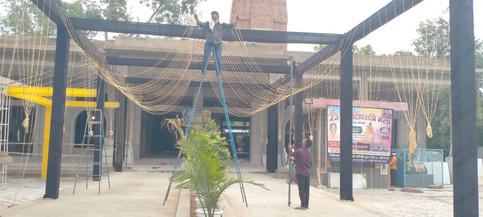 फोटो संख्या:75- मोदाश्रम मंदिर में शिवरात्री मेले को लेकर लाइटें लगाता मंदिर कमेटी कर्मचारी-- फोटो संख्या:75- मोदाश्रम मंदिर में शिवरात्री मेले को लेकर लाइटें लगाता मंदिर कमेटी कर्मचारी--
