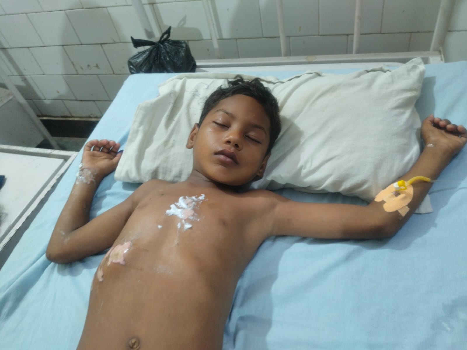 गांव गौरामई में कछला से जल लेने जाने को  ट्रॉली पर तैयार डीजे। संवाद