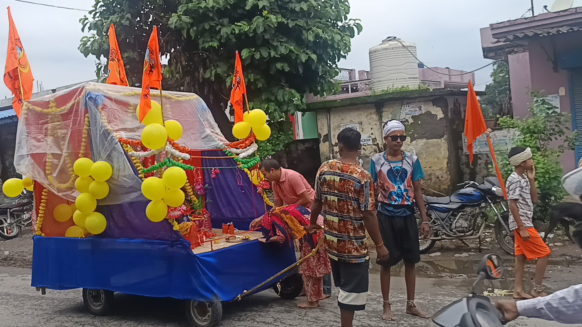 हरिद्वार से पवित्र गंगा जल लेकर लौटे गिरिपार क्षेत्र के ग्राम नघेता का कांवड़ दल। संवाद
