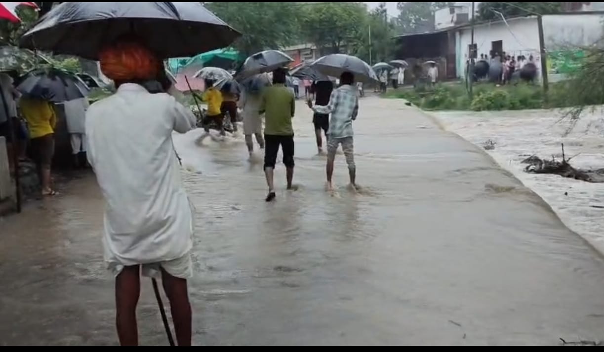 जगह जगह हुआ जल जमाव।