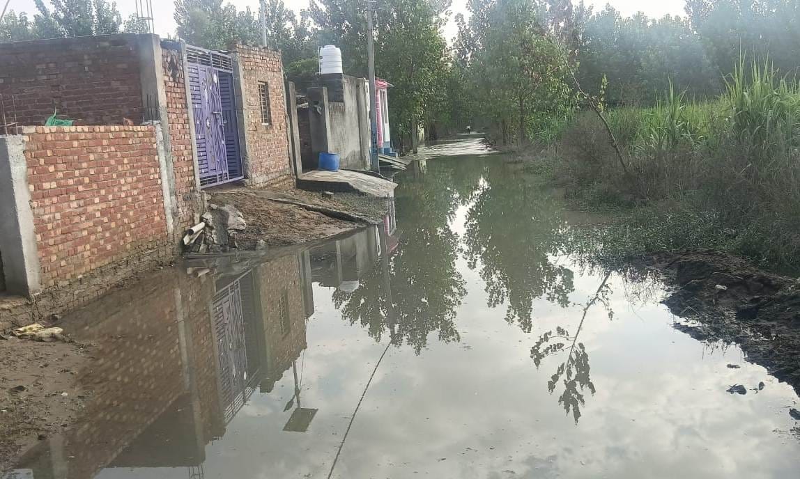 जलीलपुर में पांडवनगर पुलिस चौकी के निकट स्टेट हाईवे पर बहता गंगा का पानी स्रोत संवाद