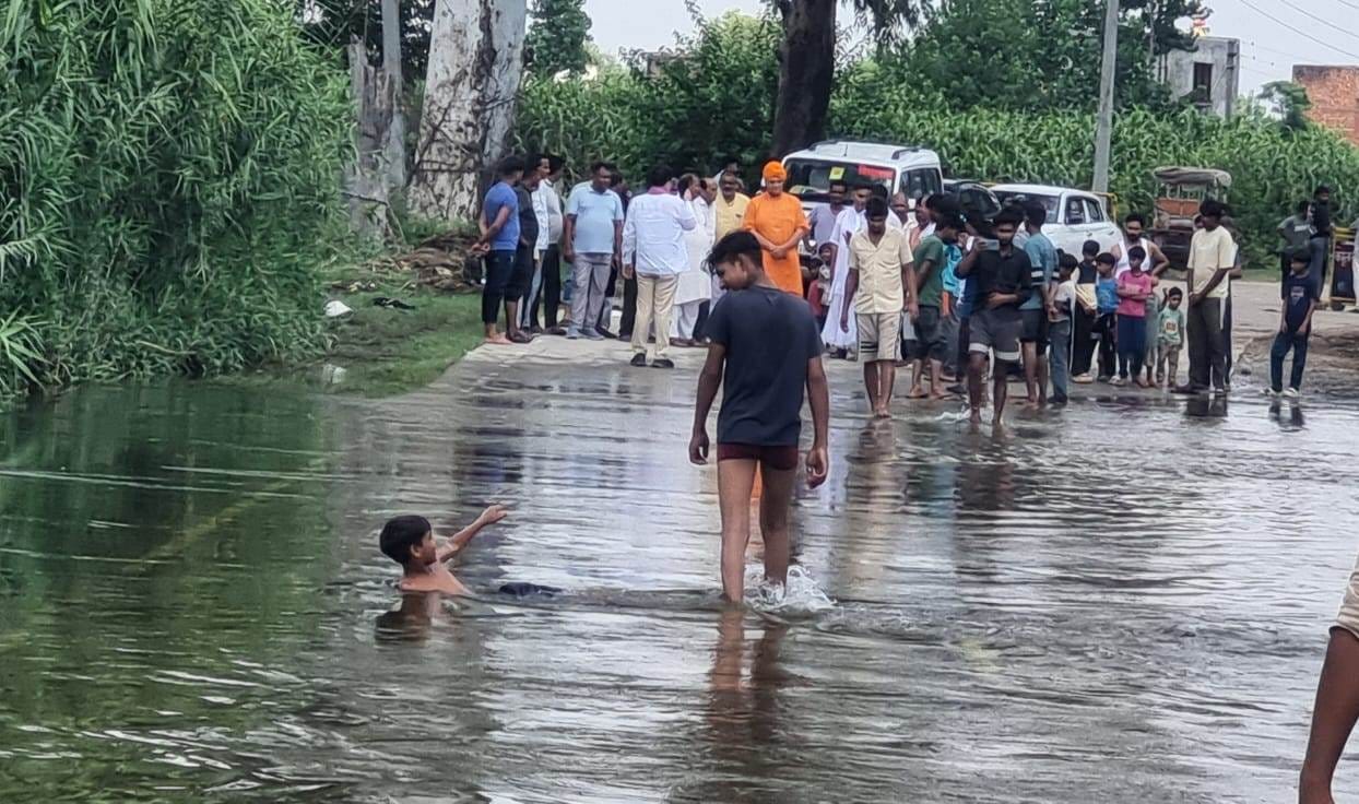 जलीलपुर में पांडवनगर पुलिस चौकी के निकट स्टेट हाईवे पर बहता गंगा का पानी स्रोत संवाद