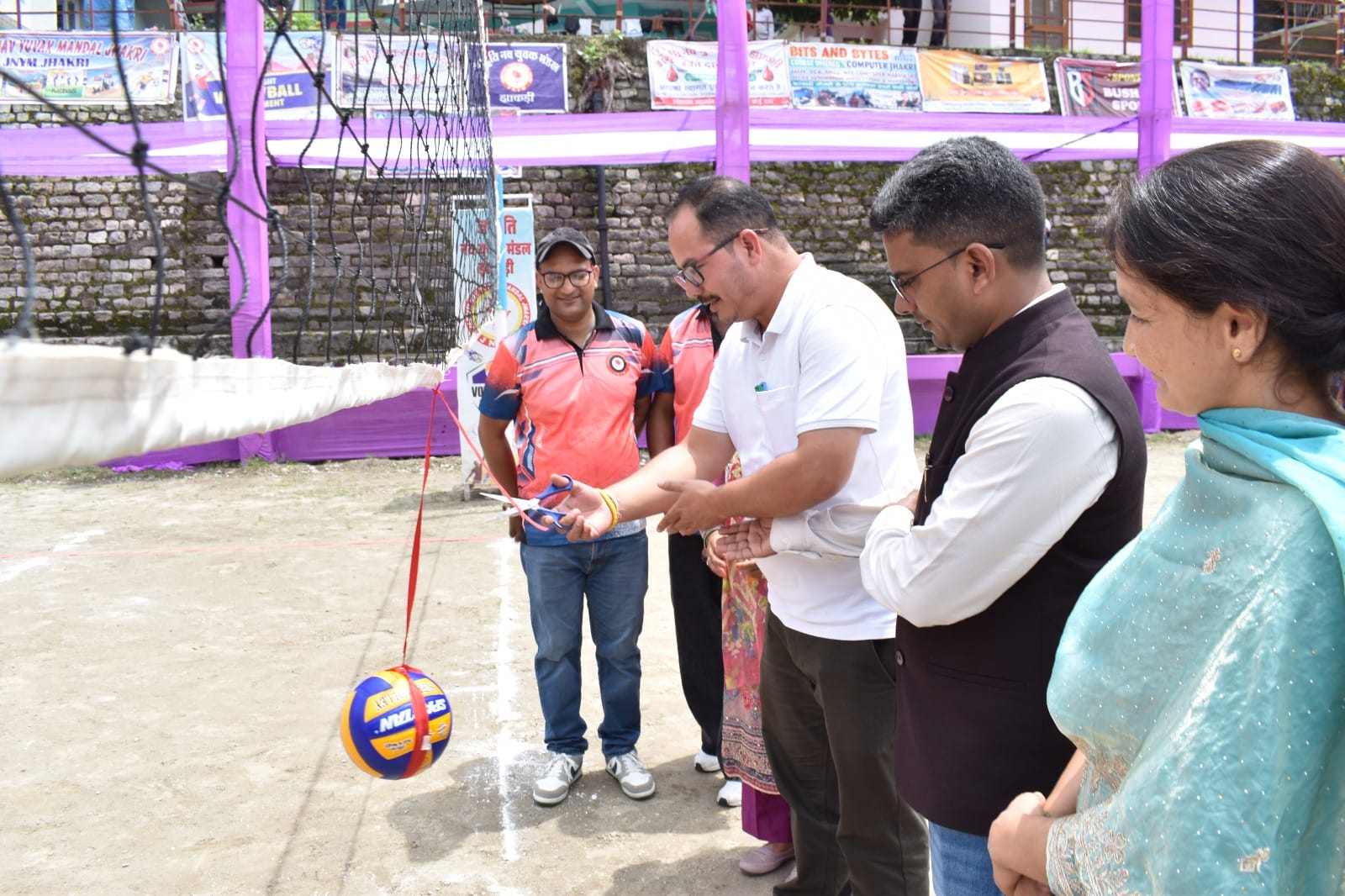 झाकड़ी में वॉलीबाल प्रतियोगिता के शुभारंभ पर मौजूद मुख्यातिथि और अन्य। संवाद