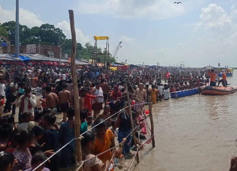 कछला घाट पर लगी श्रद्धालुओं की भीड़। संवाद कछला घाट पर लगी श्रद्धालुओं की भीड़। संवाद