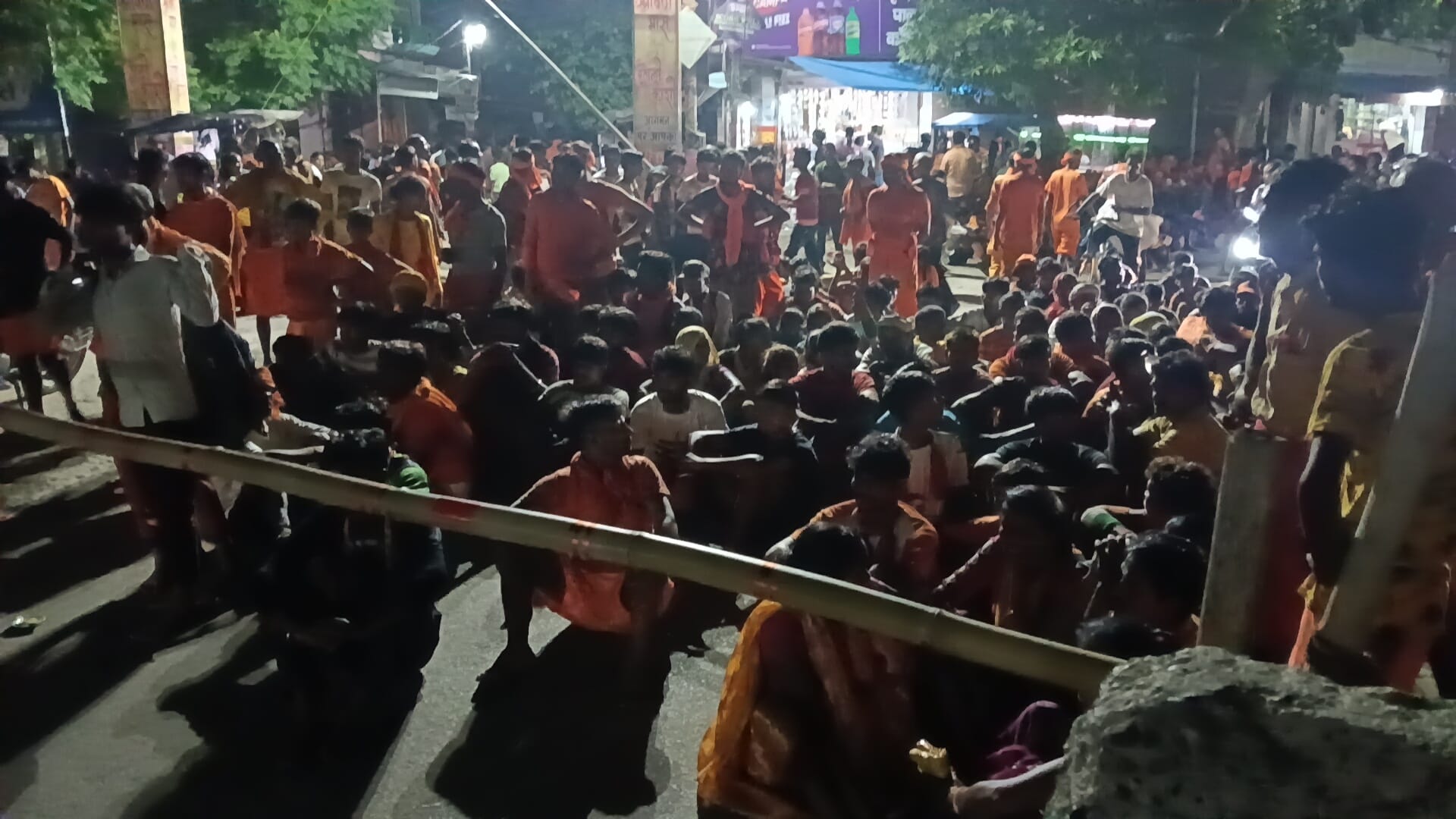 कॉरिडोर के निकास मार्ग के मध्य बैठकर ओम नमः शिवाय का जप करती महिला श्रद्धालु। संवाद कॉरिडोर के निकास मार्ग के मध्य बैठकर ओम नमः शिवाय का जप करती महिला श्रद्धालु। संवाद