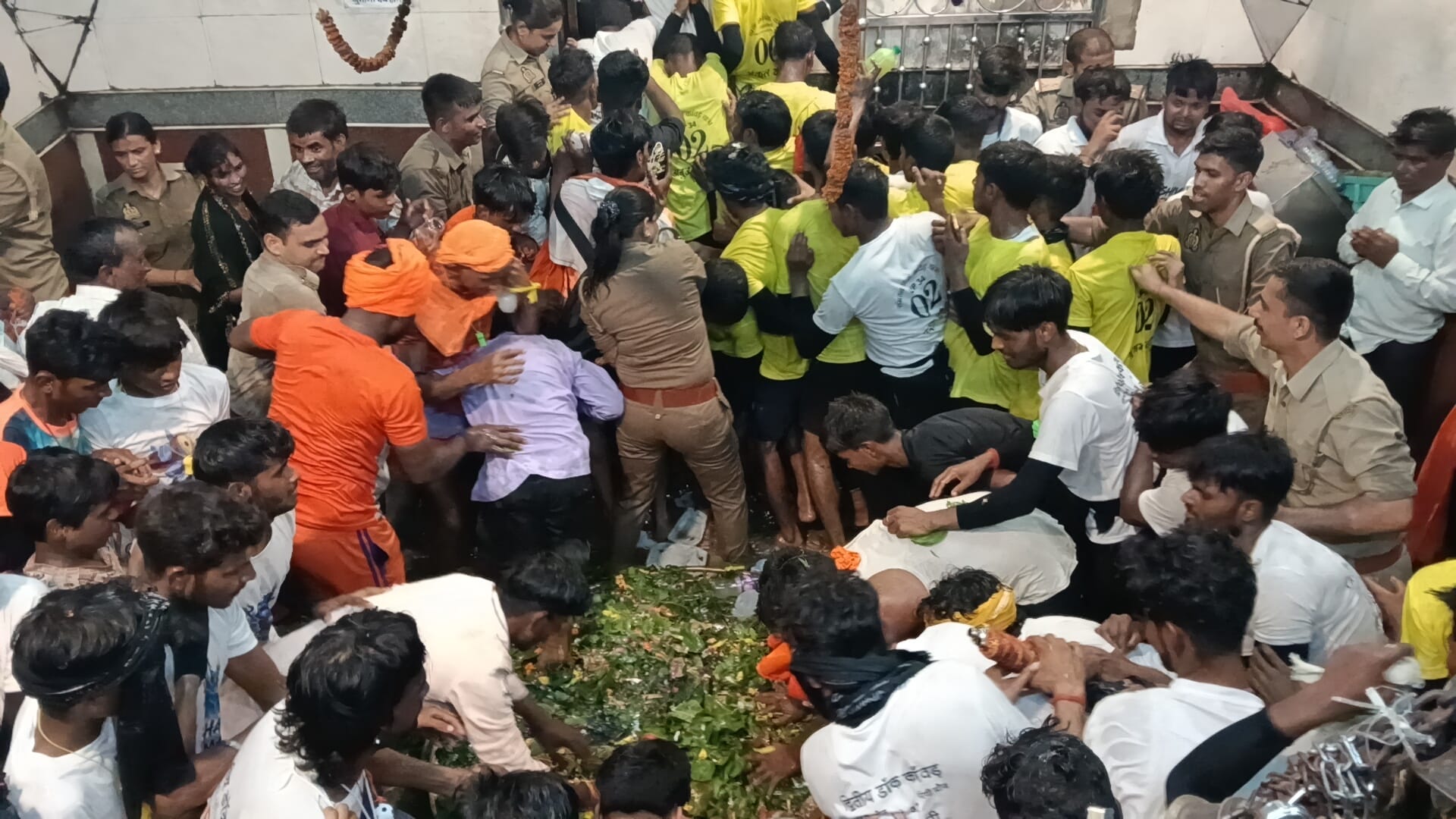 कॉरिडोर के निकास मार्ग के मध्य बैठकर ओम नमः शिवाय का जप करती महिला श्रद्धालु। संवाद कॉरिडोर के निकास मार्ग के मध्य बैठकर ओम नमः शिवाय का जप करती महिला श्रद्धालु। संवाद