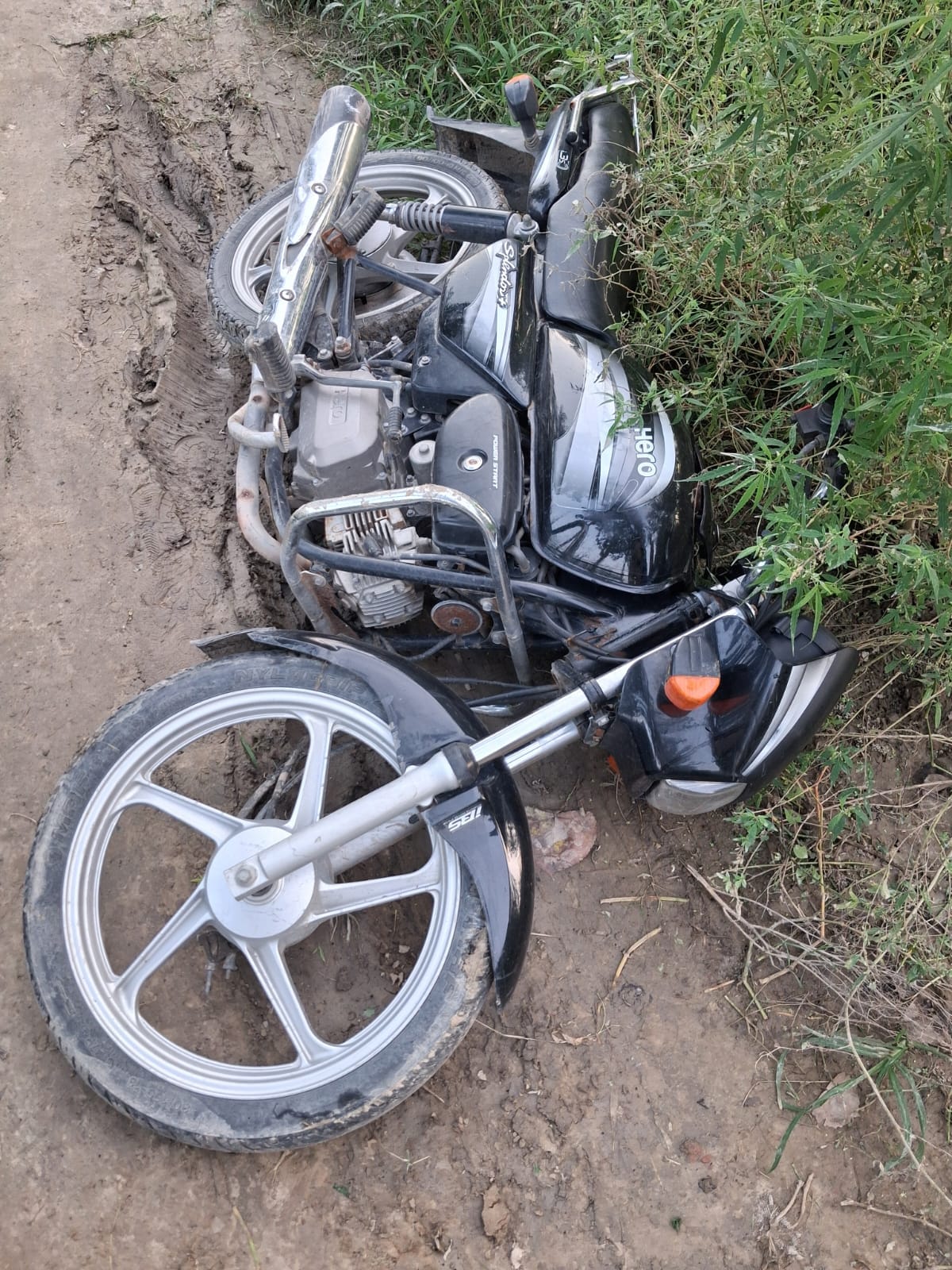 कांधला में मुठभेड़ में घायल बदमाश इनाम धुरी। स्रोत पुलिस