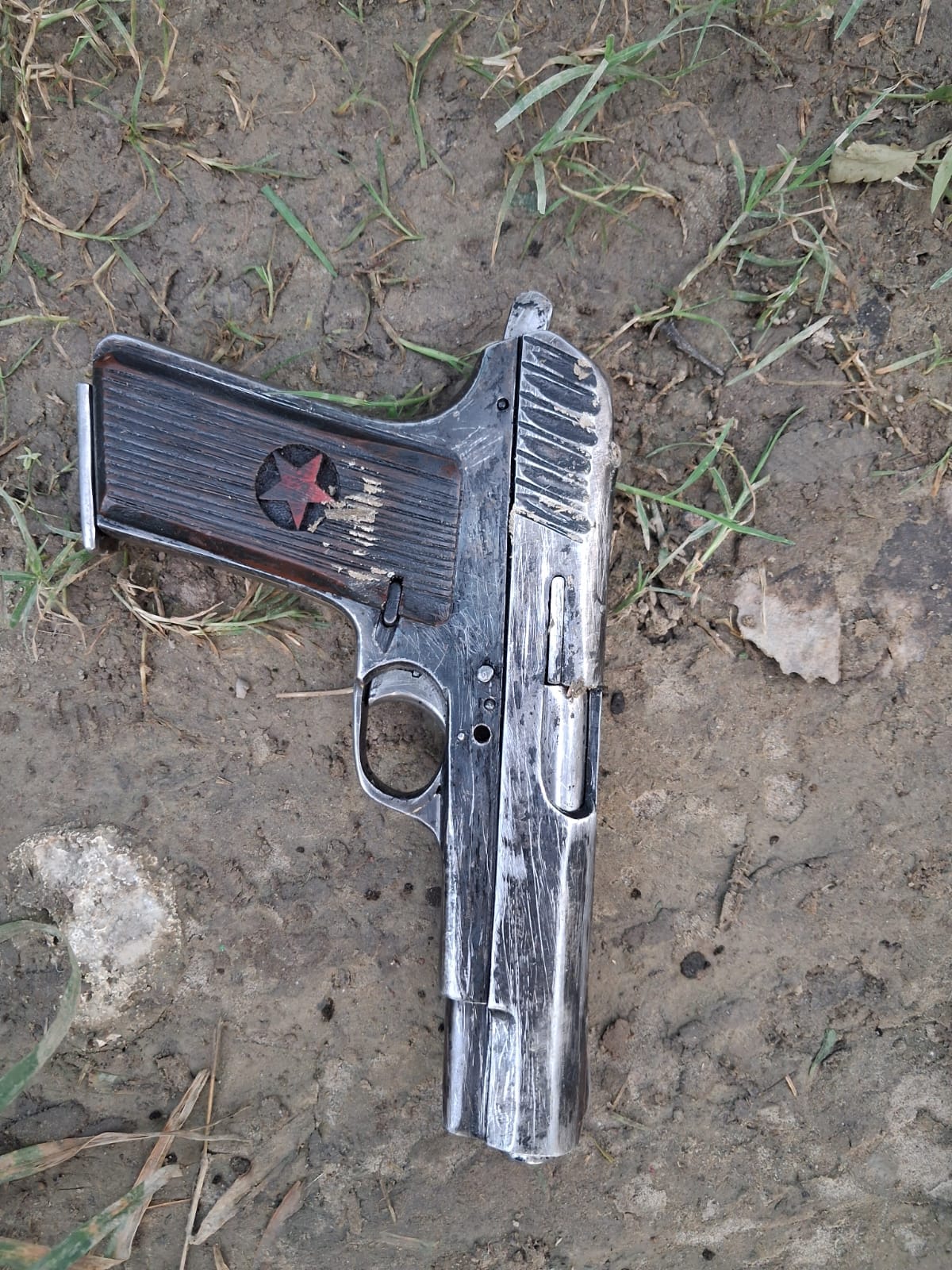 कांधला में मुठभेड़ में घायल बदमाश इनाम धुरी। स्रोत पुलिस