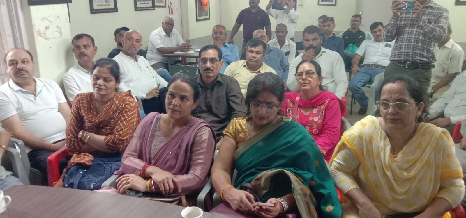 नाहन में बैठक के दौरान कार्यकर्ताओं को संबोधित करते कांगेस के जिला अध्यक्ष आनंद परमार। संवाद
