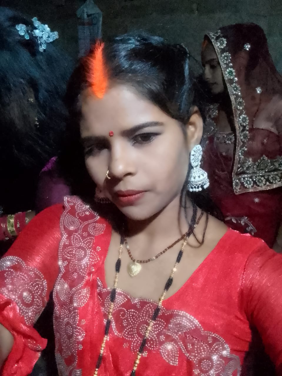 नैनी। विवाहिता की कुएं में कूदने की सूचना पर मौके पर जुटी भीड़।