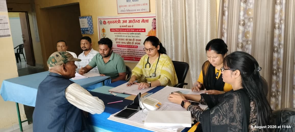 पीएचसी में इलाज करती चिकित्सक