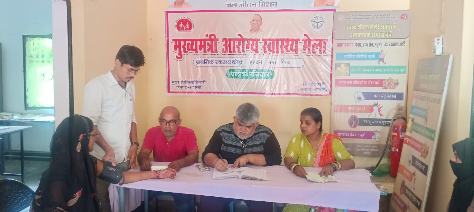पीएचसी में इलाज करती चिकित्सक