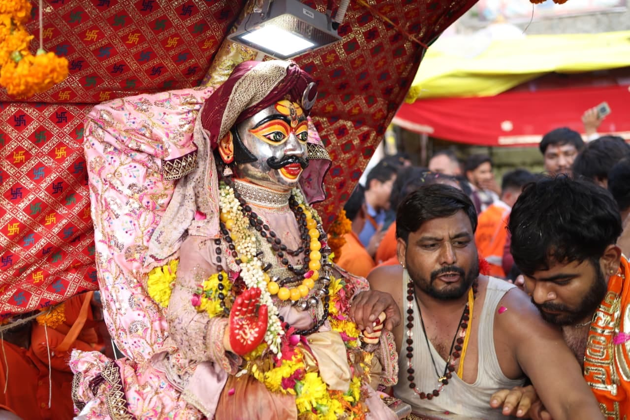 पूजन के बाद निकली सवारी
