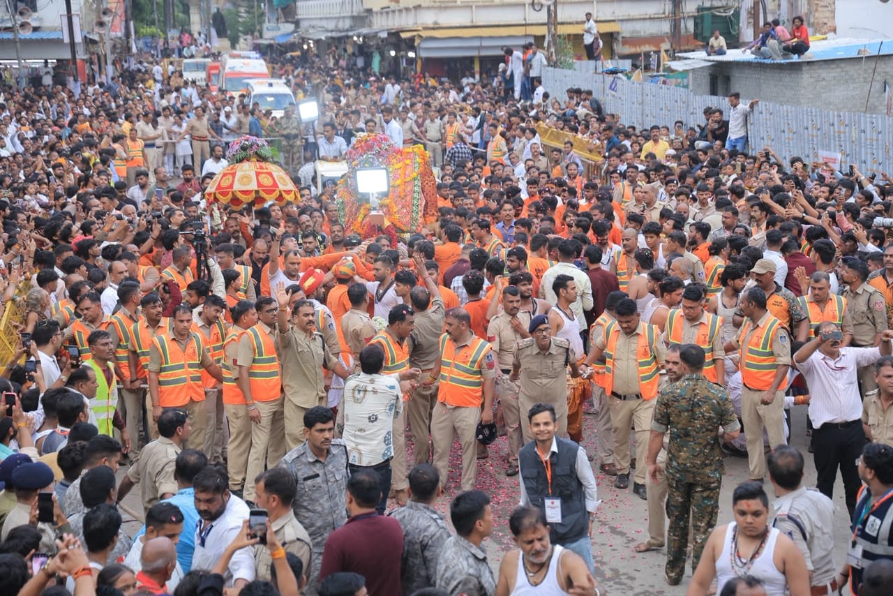 पूजन के बाद निकली सवारी