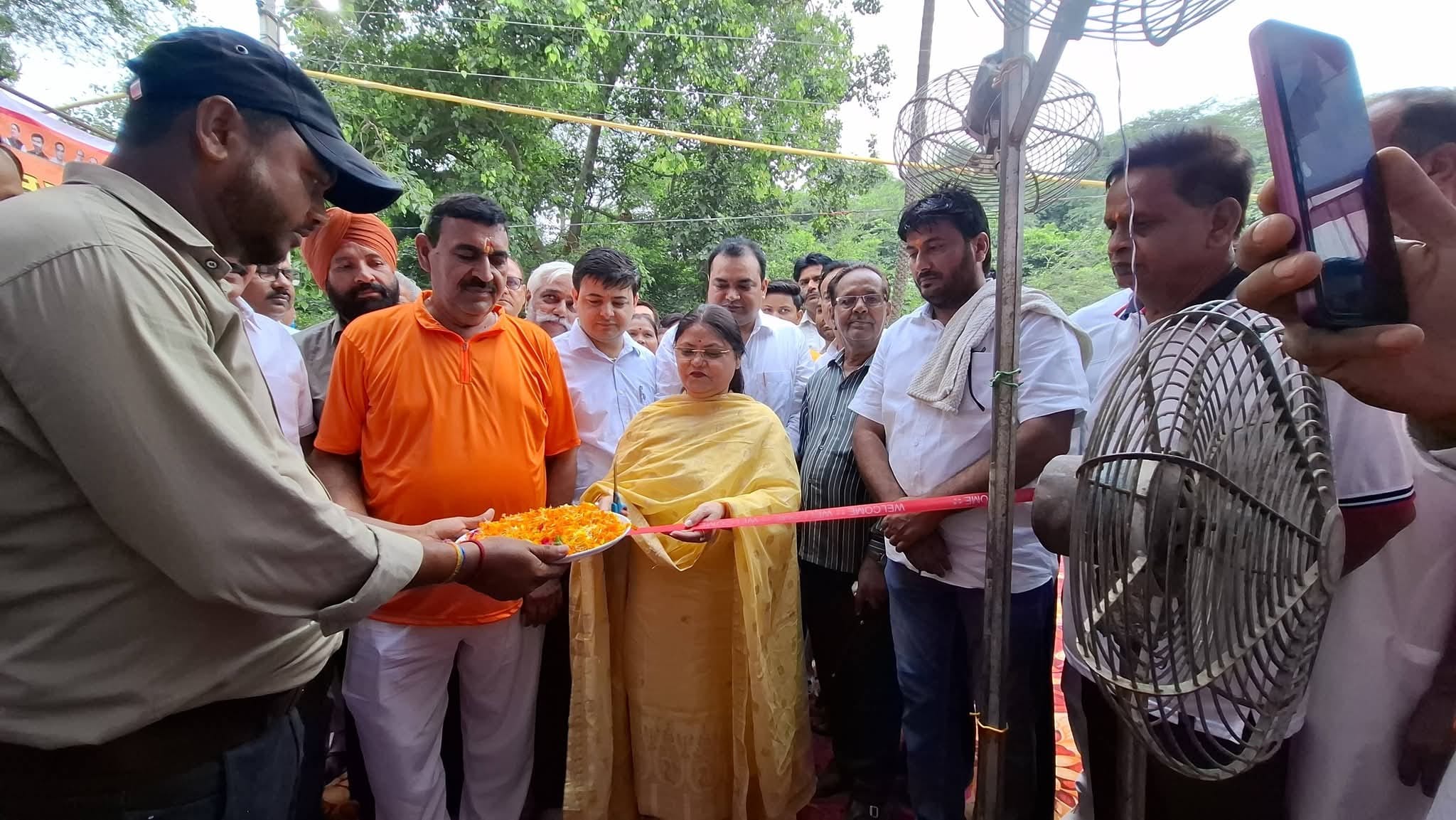 प्राचीन पांडेश्वर महादेव मंदिर में पूजा अर्चना करते चेयरपर्सन सुधा खटीक स्रोत संवाद प्राचीन पांडेश्वर महादेव मंदिर में पूजा अर्चना करते चेयरपर्सन सुधा खटीक स्रोत संवाद