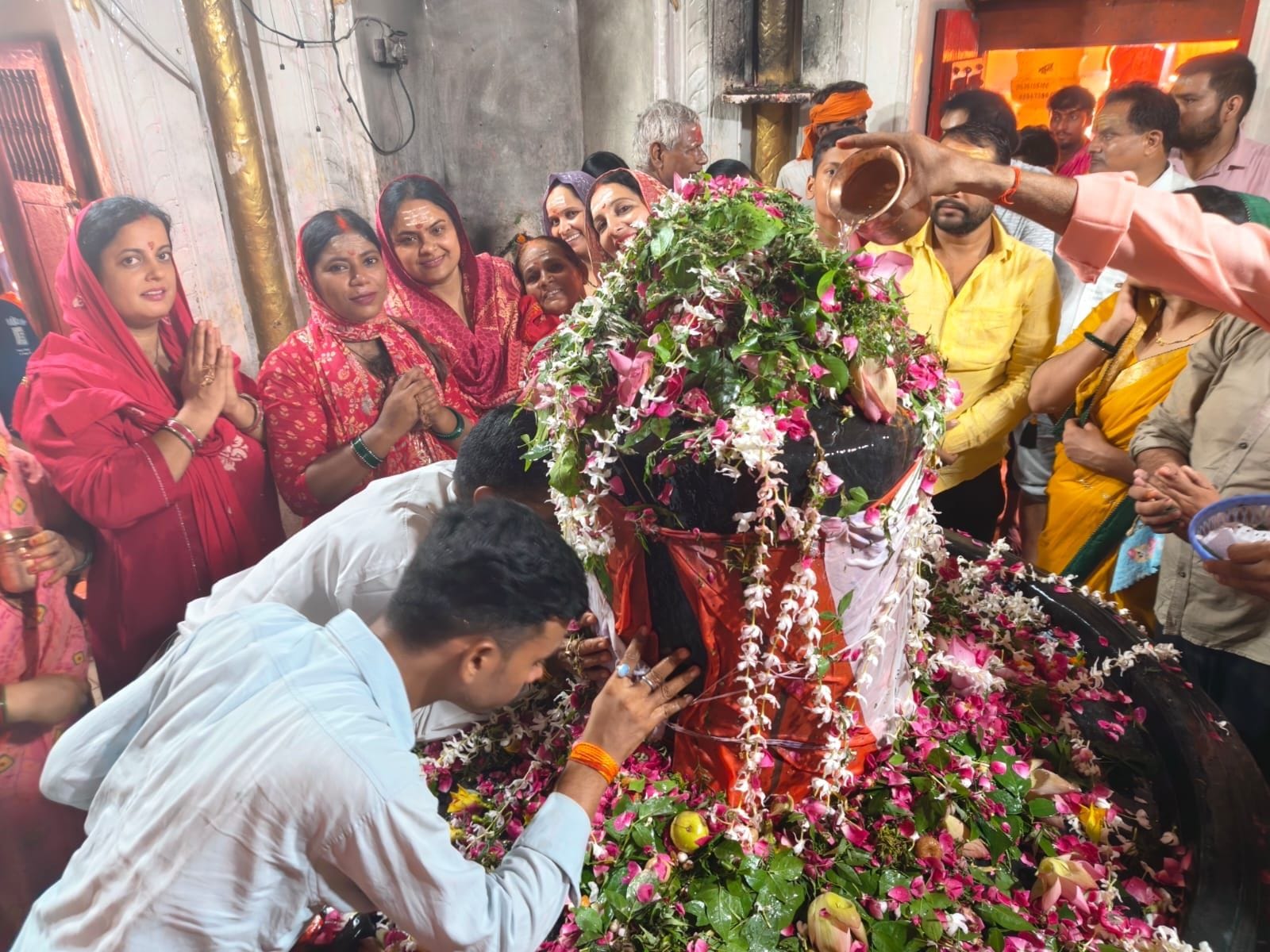 पृथ्वीनाथ मंदिर में जलाभिषेक करते श्रद्धालु, परिसर में लगी कतारें व नागेश्वर महादेव मंदिर में 