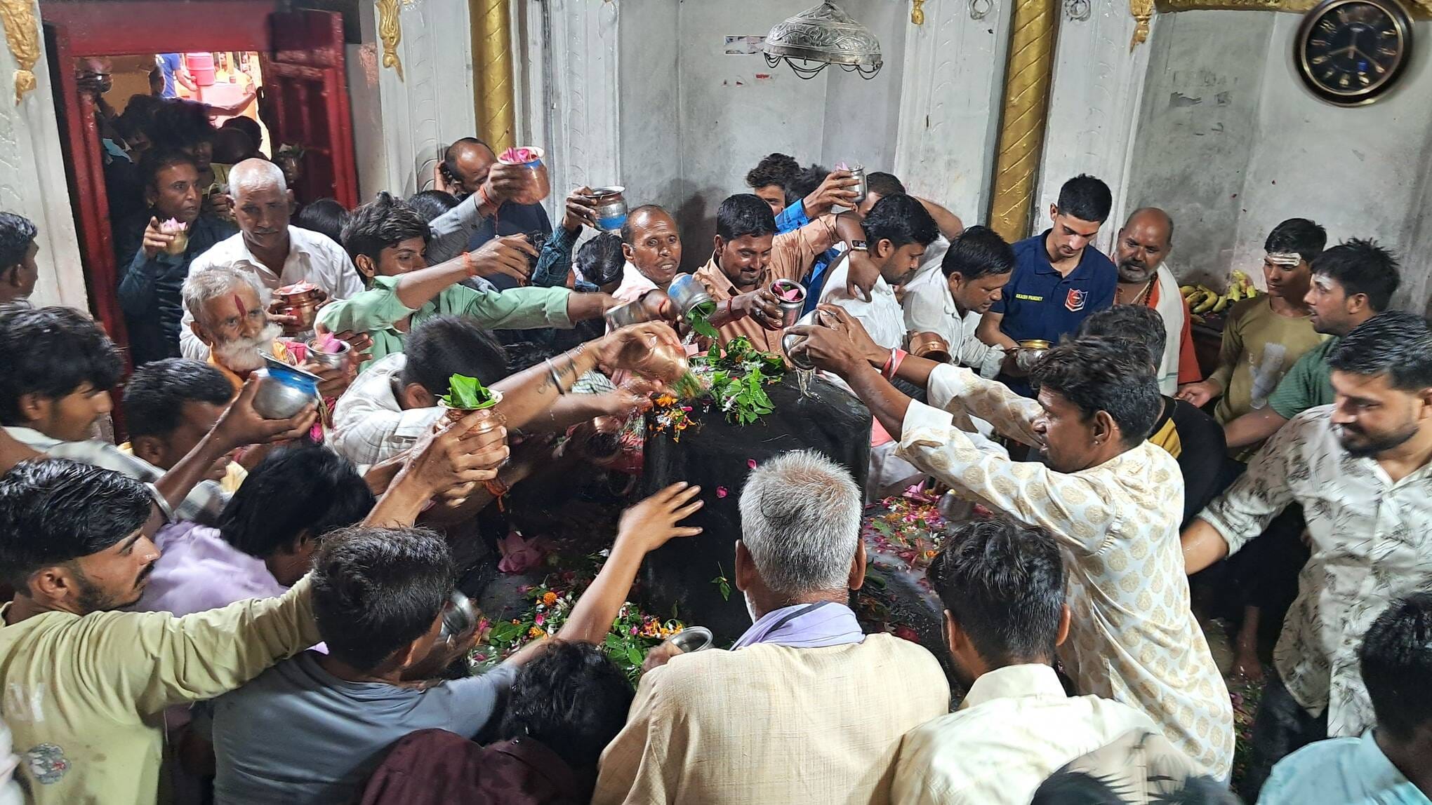 पृथ्वीनाथ मंदिर में जलाभिषेक करते श्रद्धालु, परिसर में लगी कतारें व नागेश्वर महादेव मंदिर में 