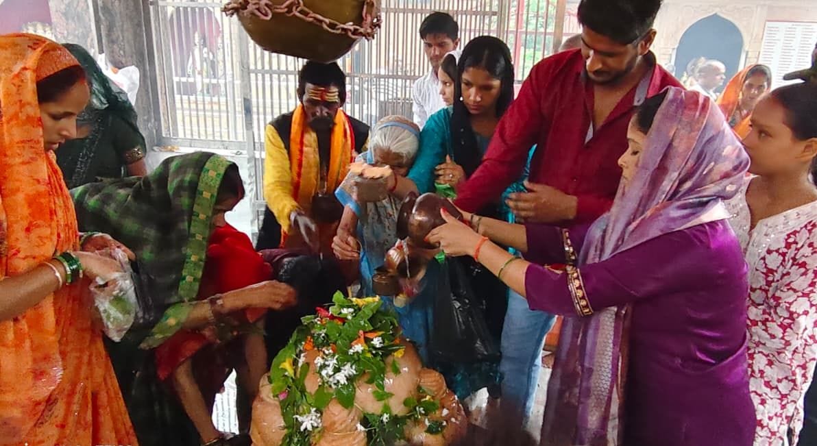 पृथ्वीनाथ मंदिर में जलाभिषेक करते श्रद्धालु, परिसर में लगी कतारें व नागेश्वर महादेव मंदिर में 