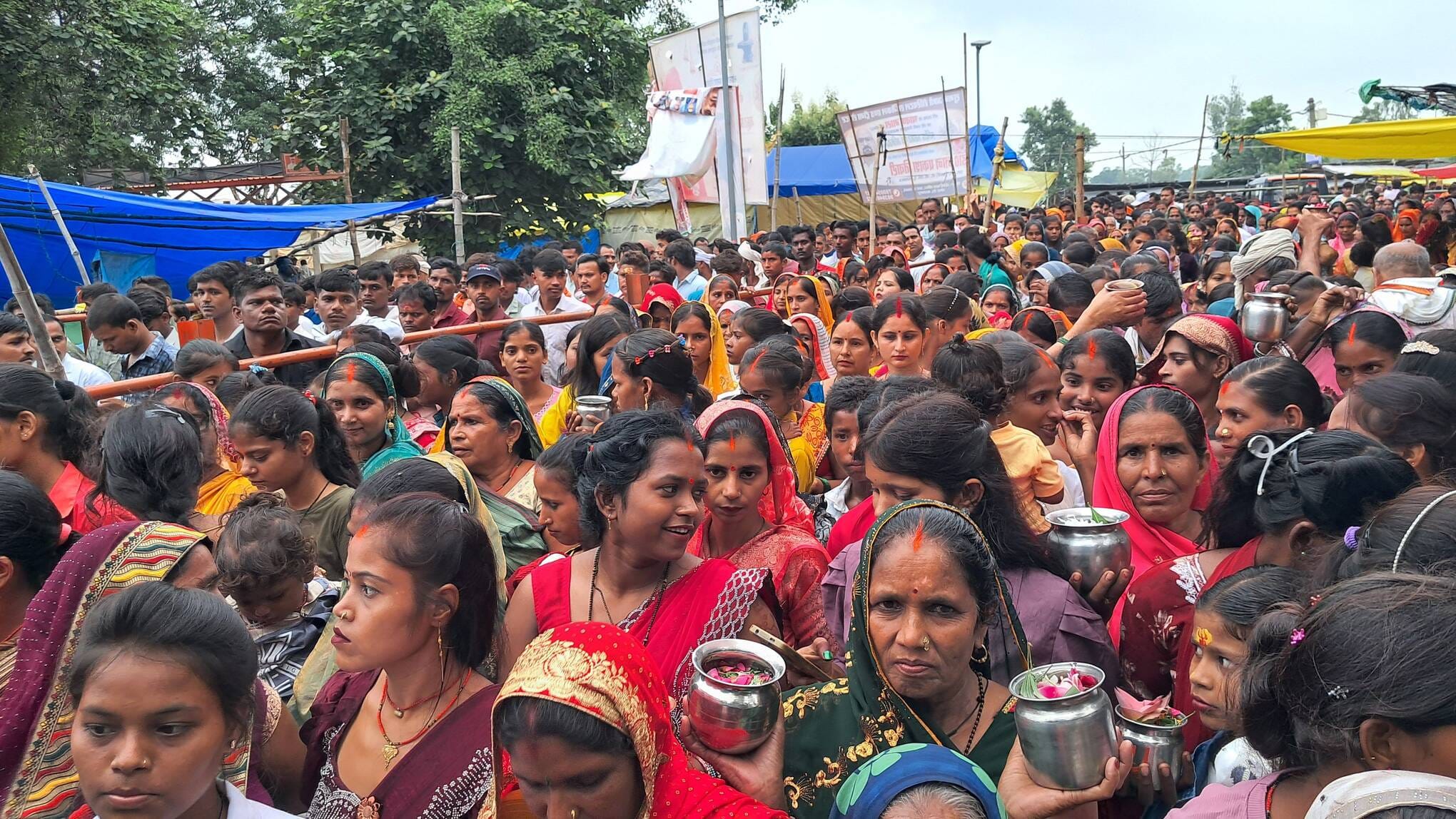 पृथ्वीनाथ मंदिर में जलाभिषेक करते श्रद्धालु, परिसर में लगी कतारें व नागेश्वर महादेव मंदिर में 