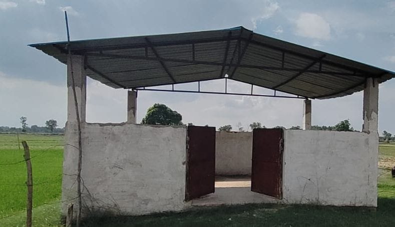 रोजा के गांव चौढ़ेरा में लगा हुआ कूड़े का ढेर। संवाद