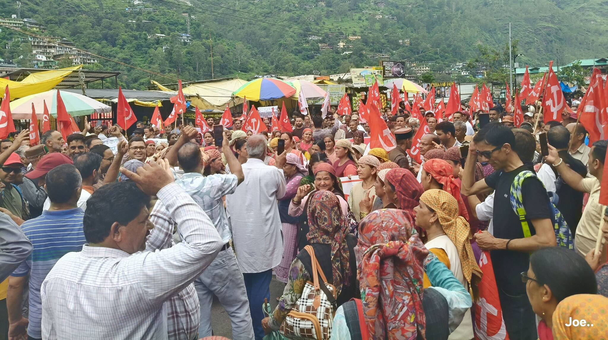 राष्ट्रीय आह्वान पर रामपुर में रोष रैली निकालते सीटू, किसान सभा और एसएफआई के कार्यकर्ता। संवाद