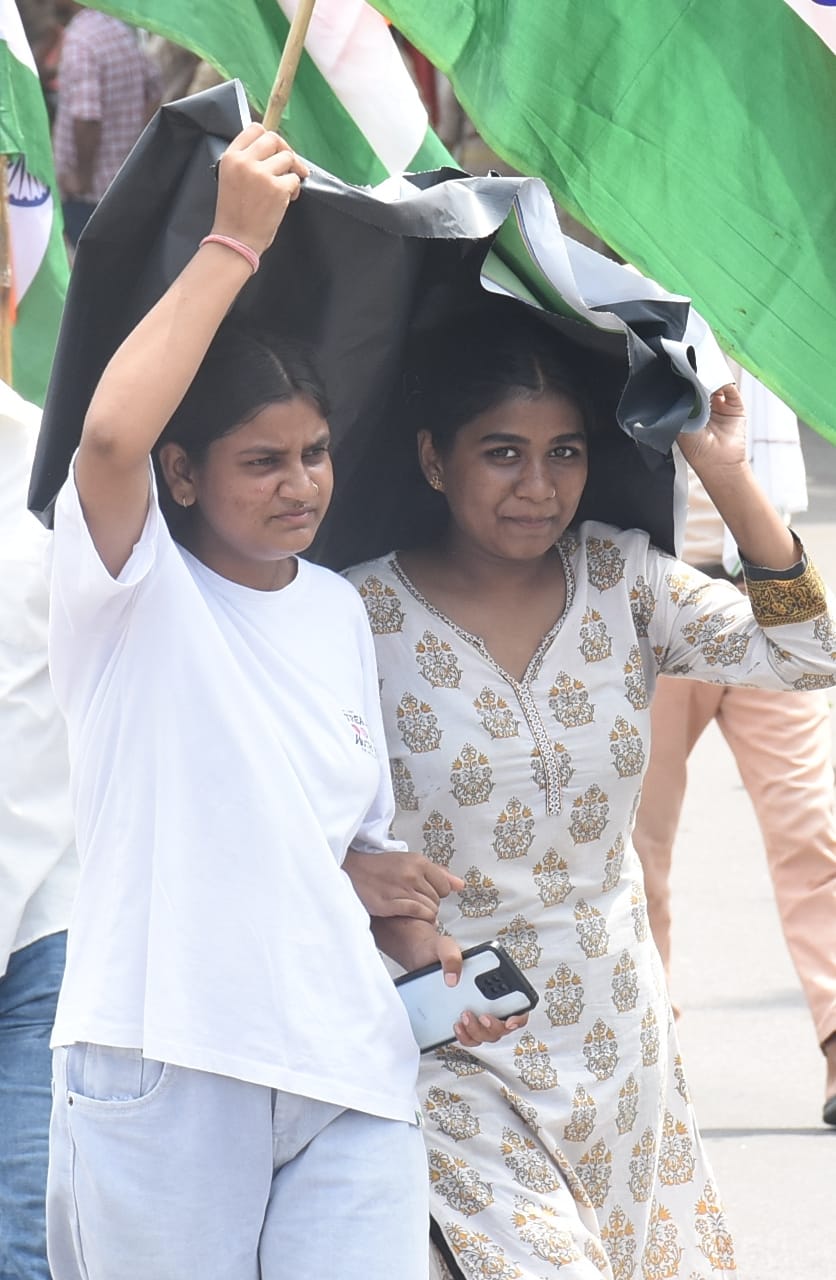 रविवार को तेज धूप ने किया परेशान। 