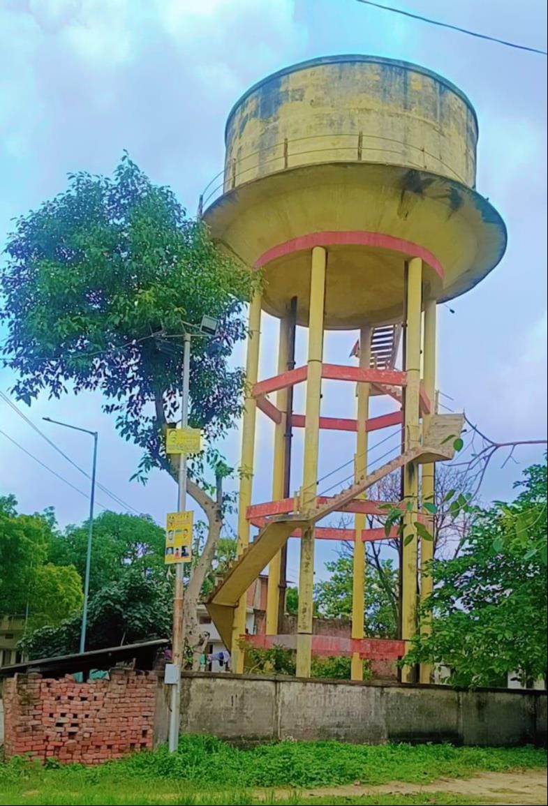 सैदपुर नगर के वार्ड नंबर 11 में सड़क किनारे पसरा पानी व कीचड़ - संवाद