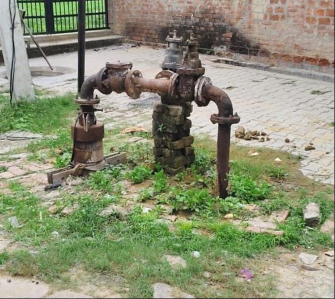 सैदपुर नगर के वार्ड नंबर 11 में सड़क किनारे पसरा पानी व कीचड़ - संवाद