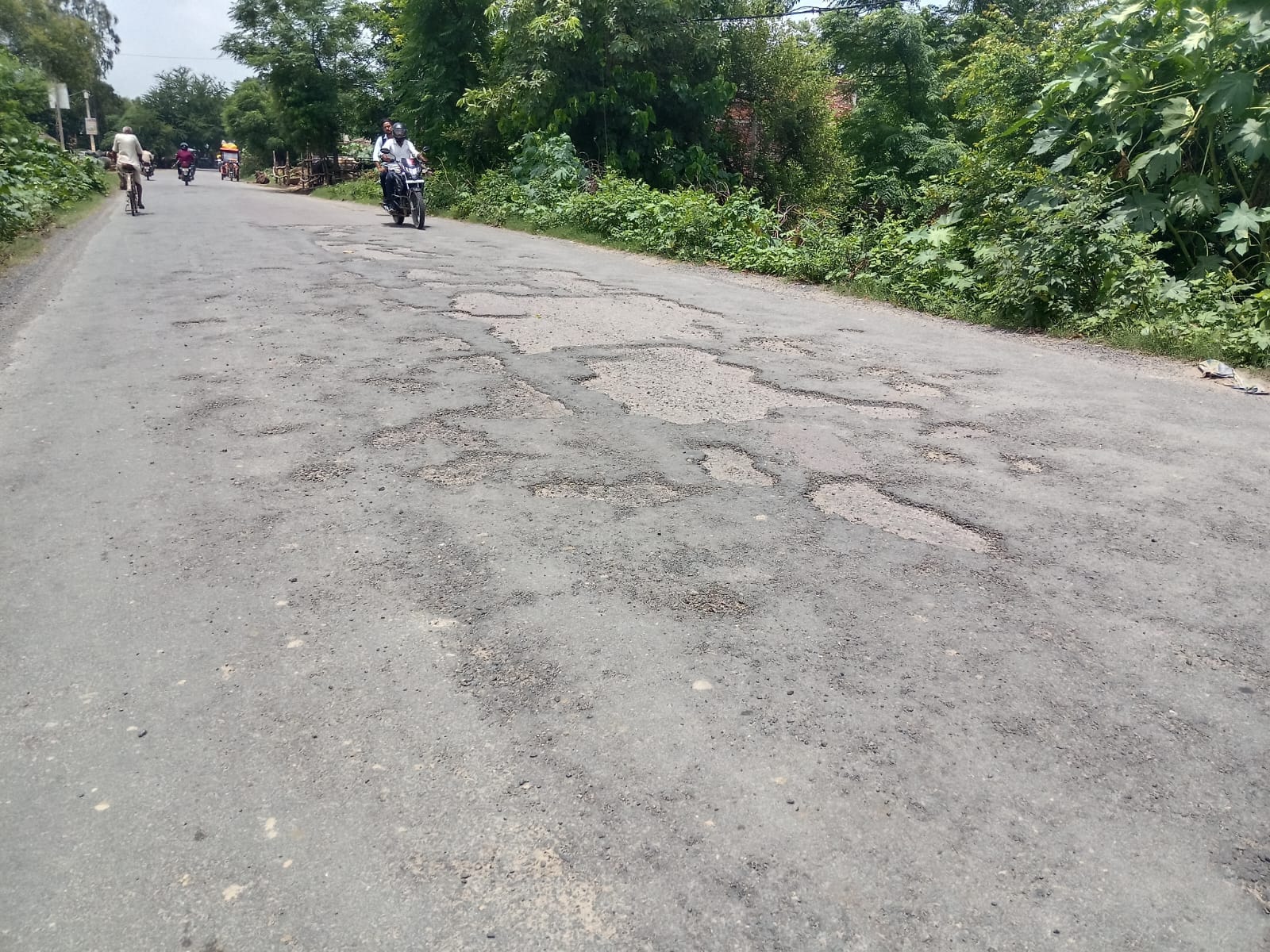 सड़क पर बना गड्डा
