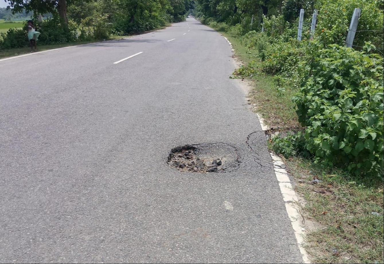सड़क पर बना गड्डा