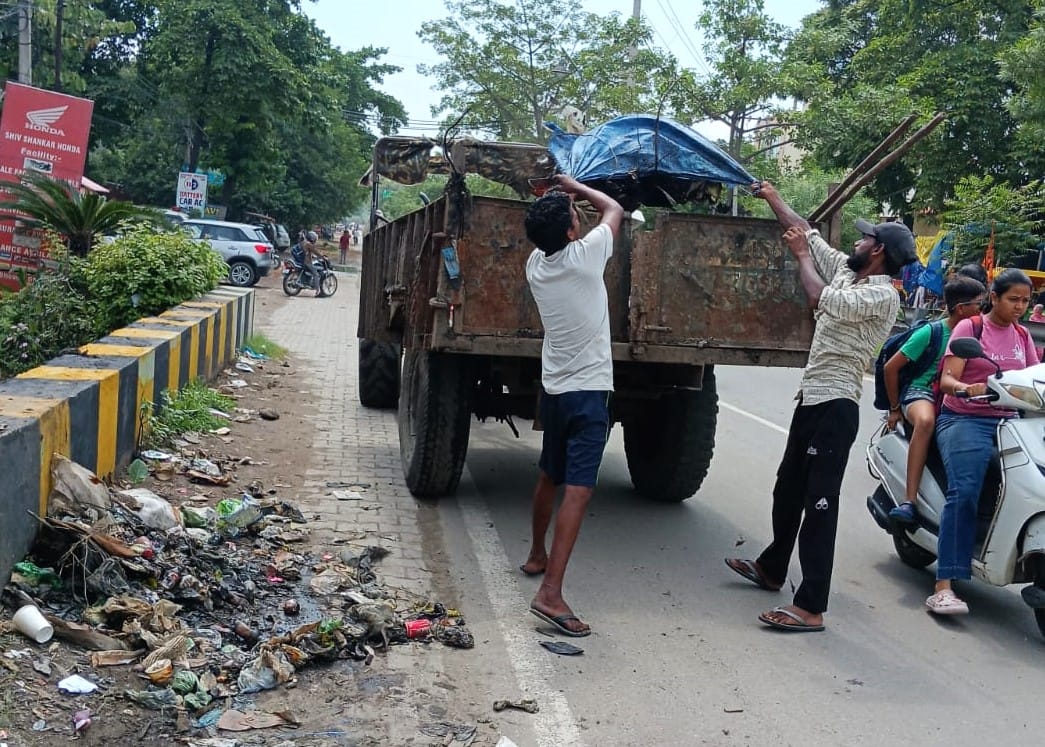 शहर में पड़े कूड़े को लोडर से उठाकर ट्राली में डालते कर्मी। प्रवक्ता
